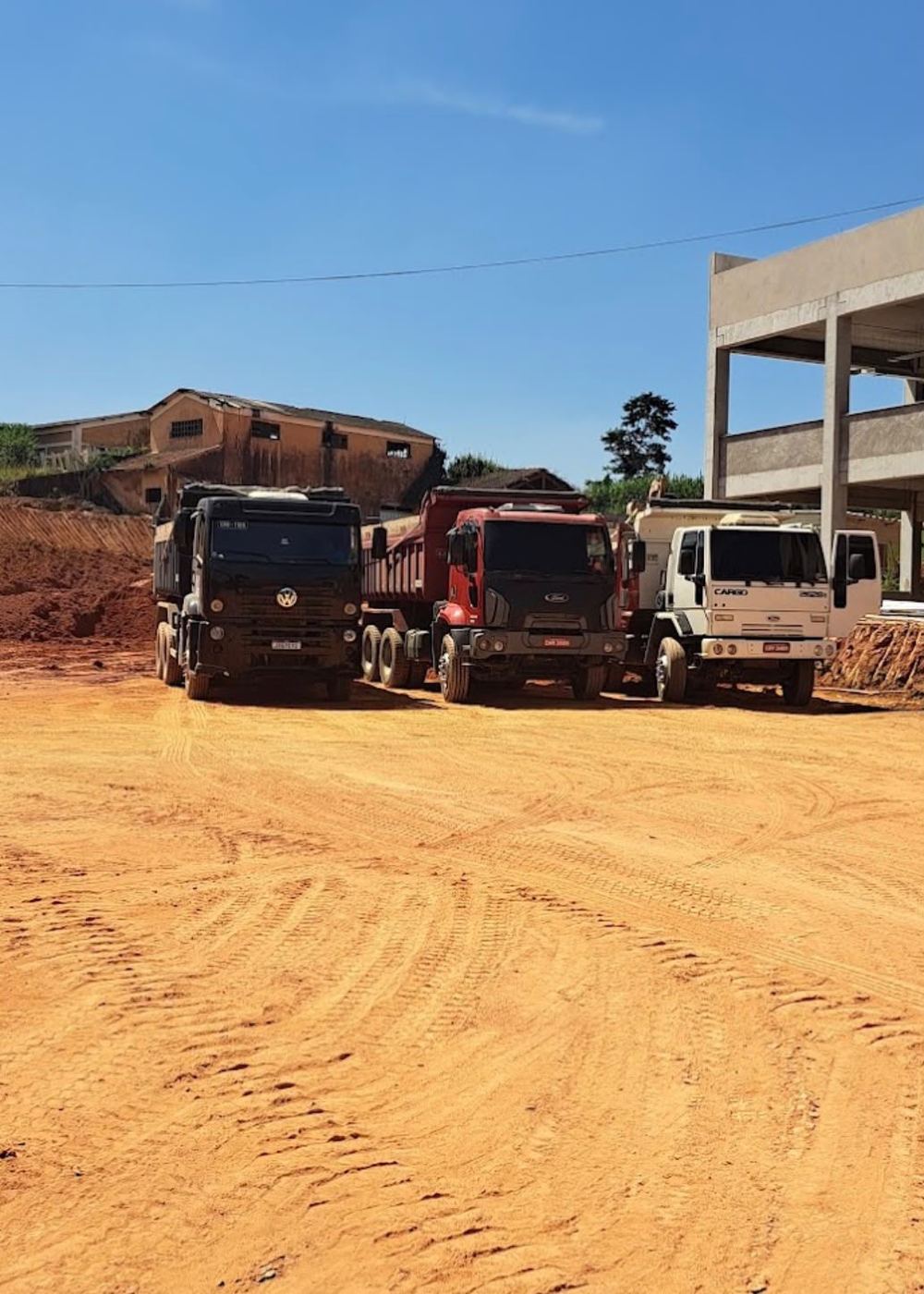 Caminhões basculantes da frota em obra
