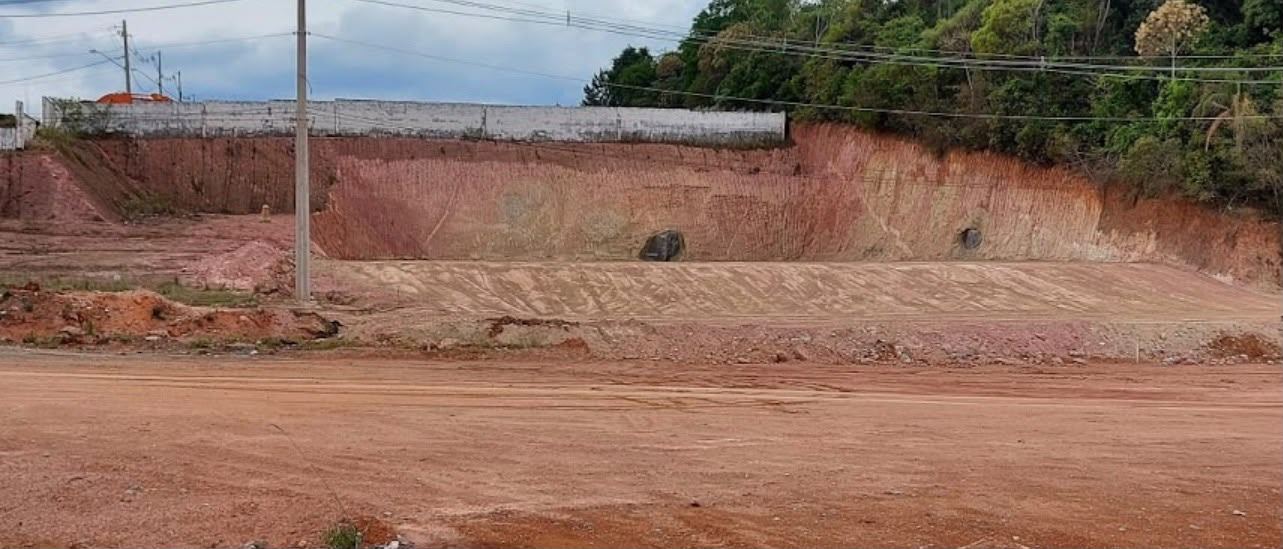 Talude cortado e terreno regularizado