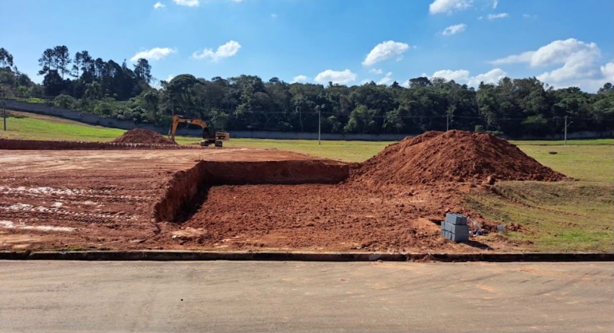 Escavação e movimentação de terra em terreno