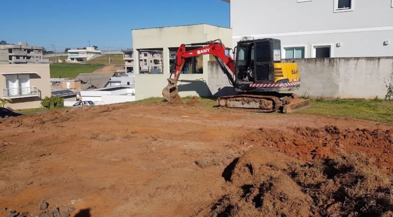 Miniescavadeira SANY trabalhando em terreno de condomínio