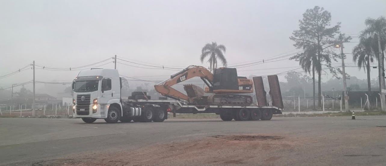 Escavadeira CAT transportada em prancha