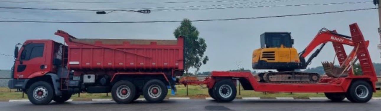 Caminhão com prancha transportando miniescavadeira SANY