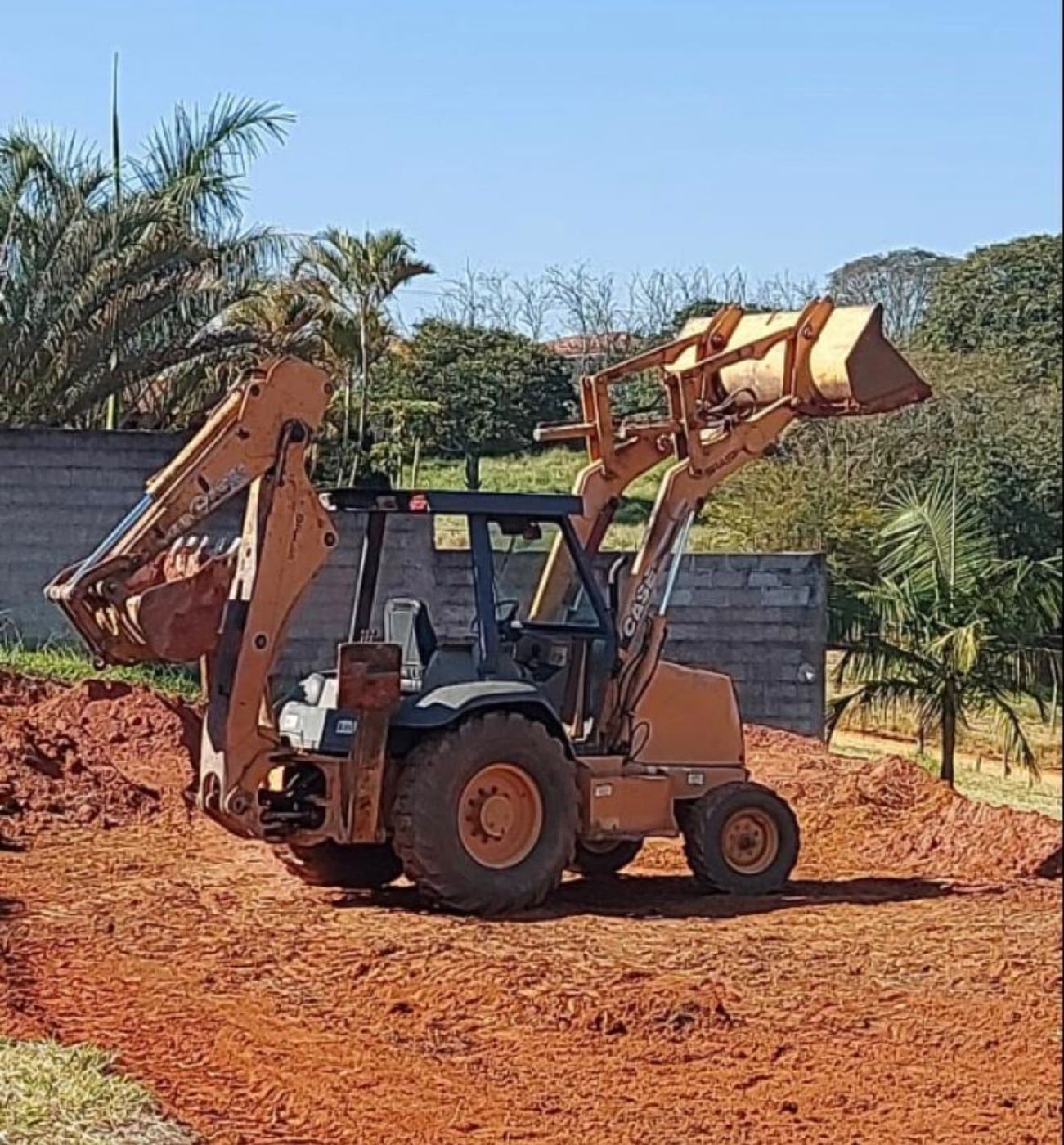 Retroescavadeira CASE em terreno preparado